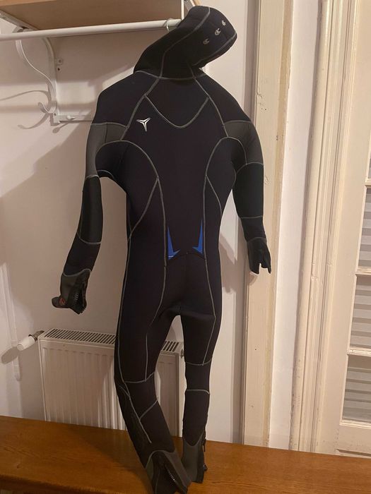 Echipament complet Scuba Diving
* Costum + Ghete + Manusi