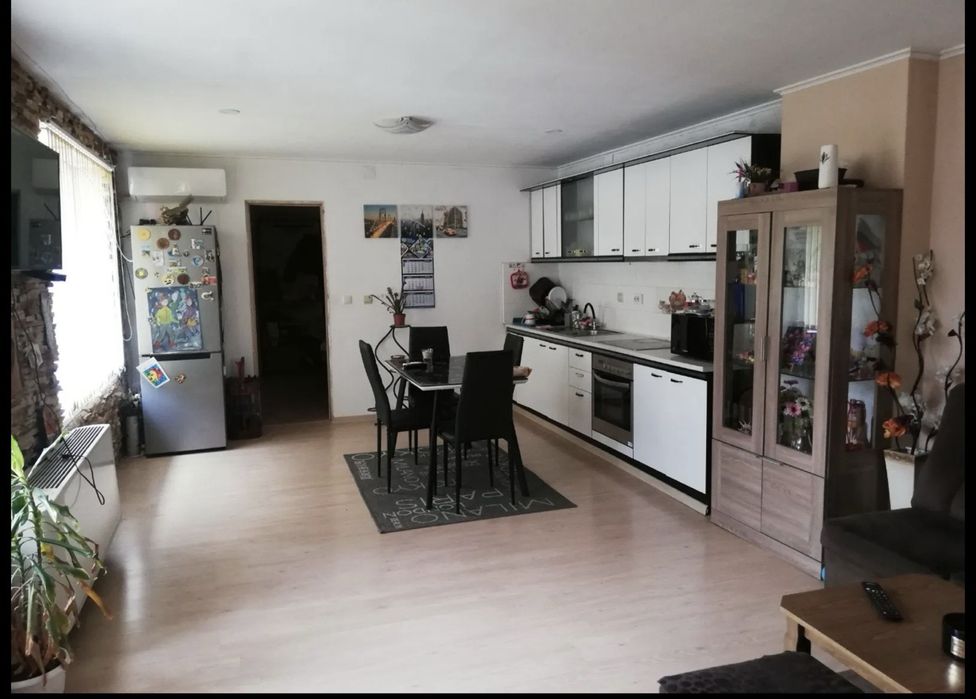 Къща с два двора и гараж готова за живеене