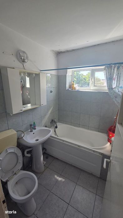 Apartament 3 camere, balcon, etaj 4, Târgoviște