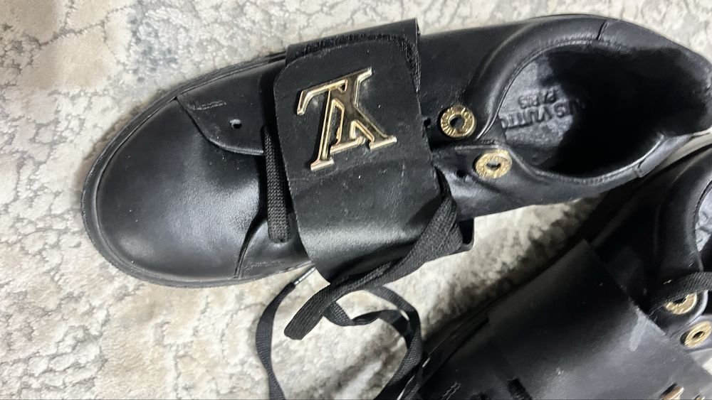 Обувь из натуральной кожи с ортопедической стелькой.