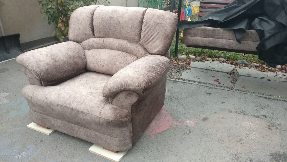 Продам диван и кресло.