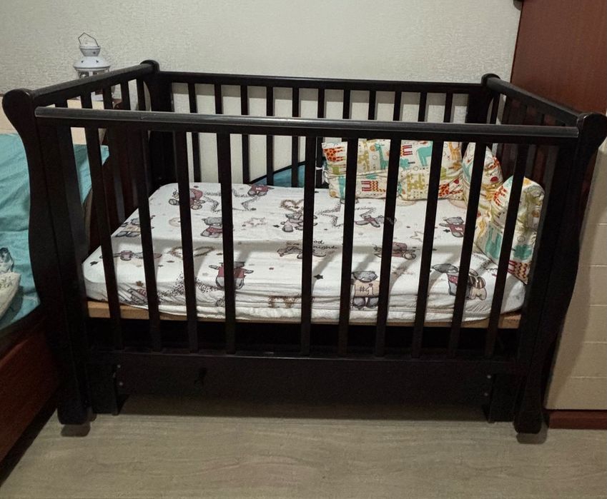 Продам детскую кровать с маятником