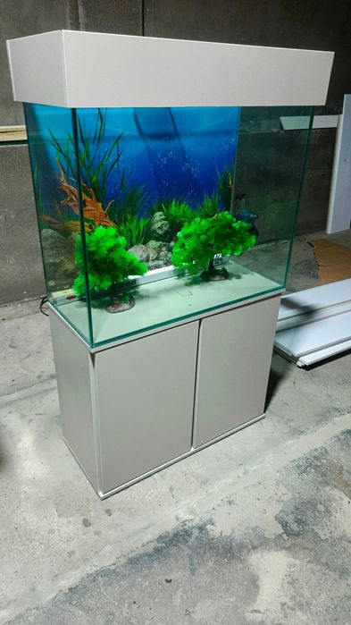 Akvarium skidka 150L sotiladi