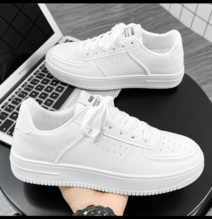 Белые крассовки.