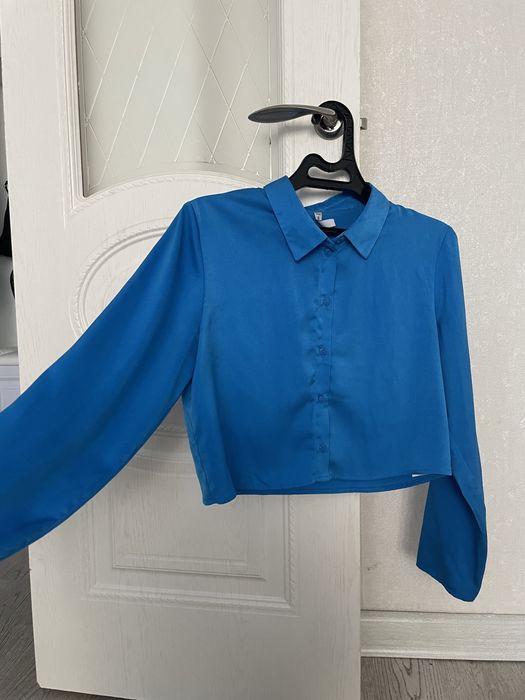 атласная синяя блузка