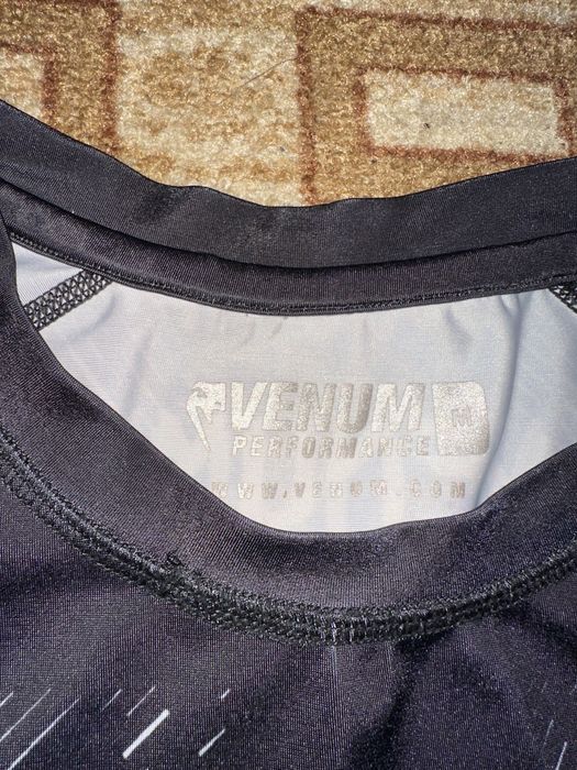 компресионна спортна блуза (rash guard) от марката Venum.