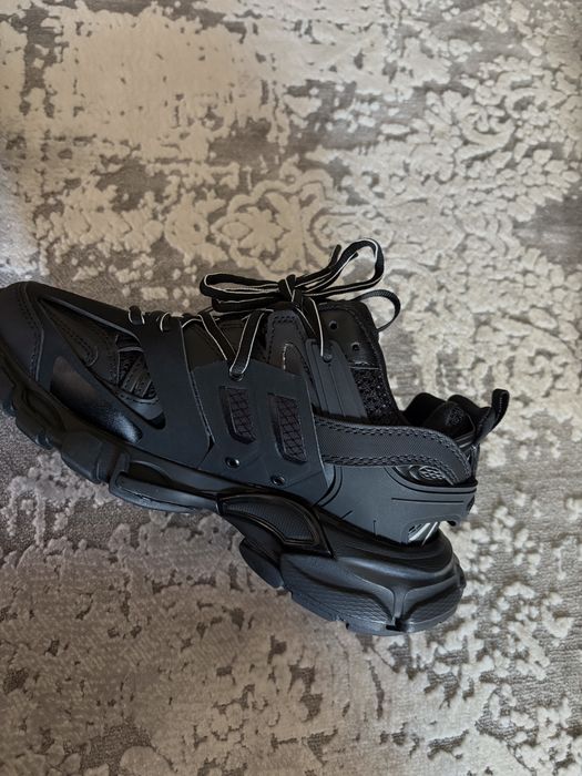 balenciaga track