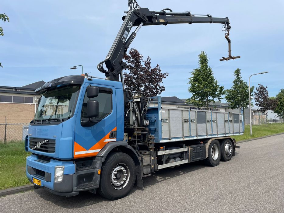 Camion Volvo FE 320 cu macara HIAB 2008, 320 CP