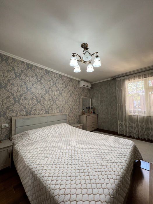 Срочно продаётся шикарный домик в центре города, емонт вся техника.