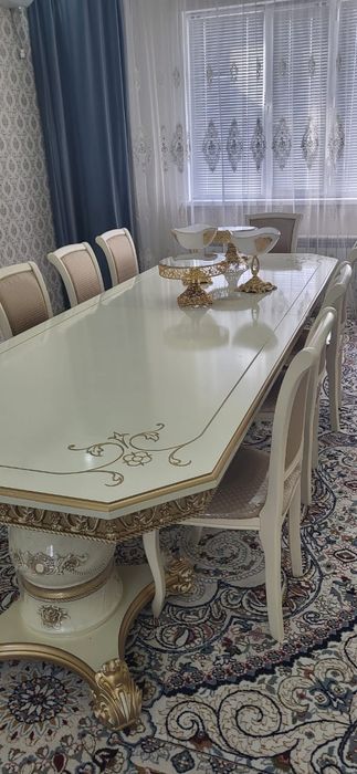 Гостинный стол и стулья