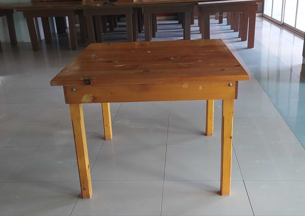 Маса за хранене от масивно дърво - орех