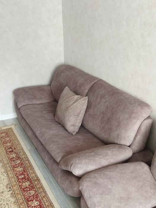 Комплект из двух диванов,кресло и подушки