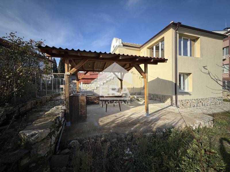 Двуетажна, завършена до ключ къща за продажба, с двор и изложение юг/з