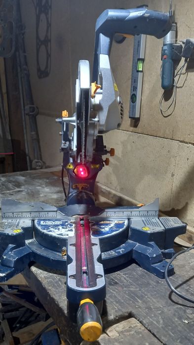 Vand circular unghiular basculant radial