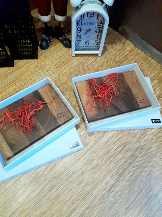 Две емайлирани тенджери, две нови кухненски дьски орех