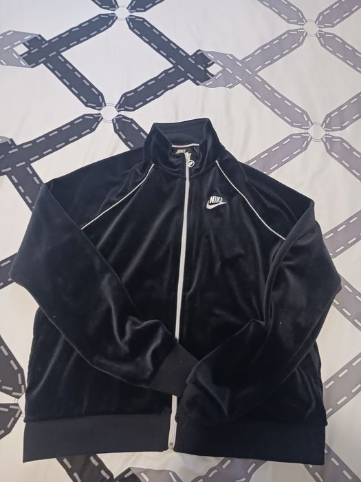 Vând bluza de trening nike de catifea !