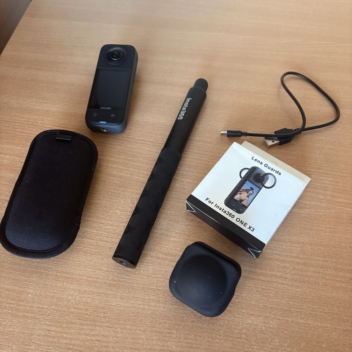 Insta360 X3 5.7K 360 камера, като нова + селфи стик, протектори, калъф