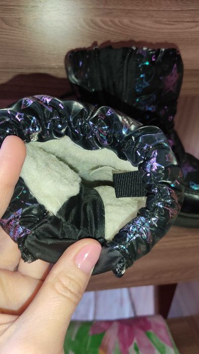 Продам зимние ботинки( обувь) на девочку. 28 размер