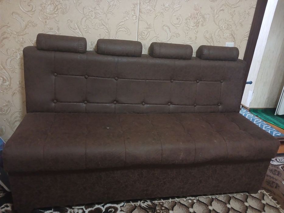 Stol va divan yaxshi holatda sotiladi