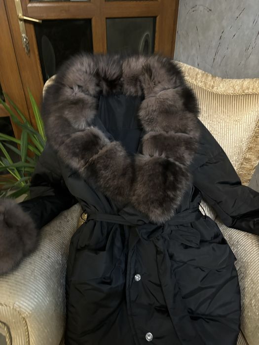 Vand haina  groasa cu guler de blana detasab