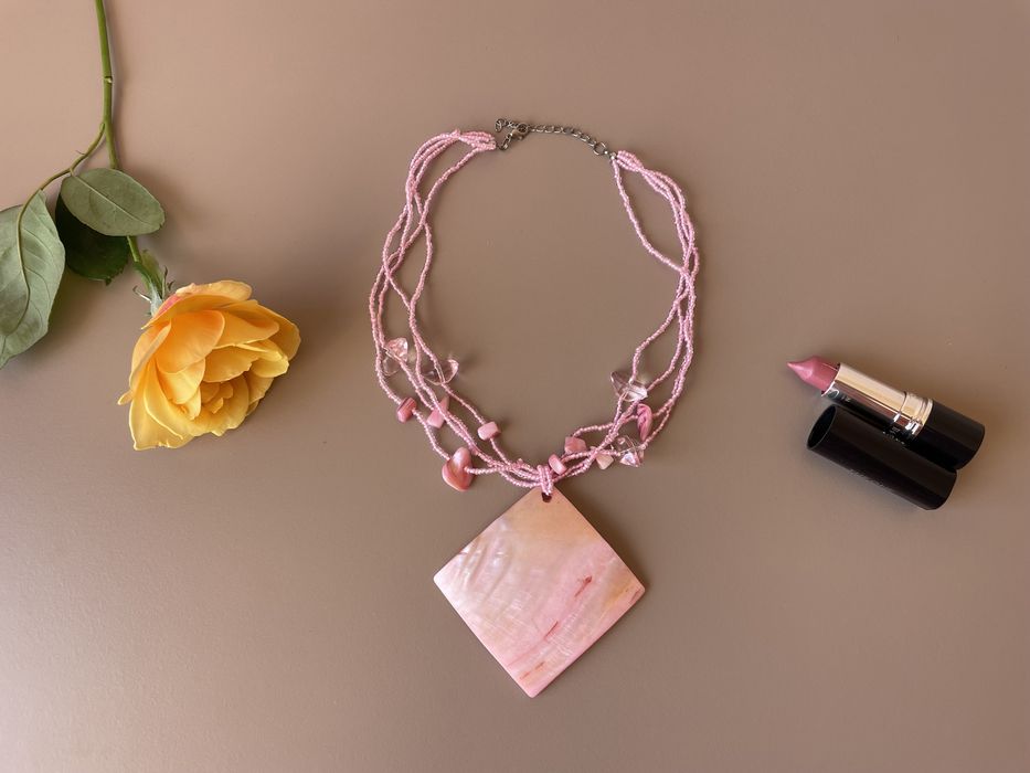 Colier roz cu pietricele