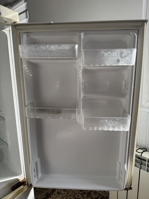 Холодильник работает