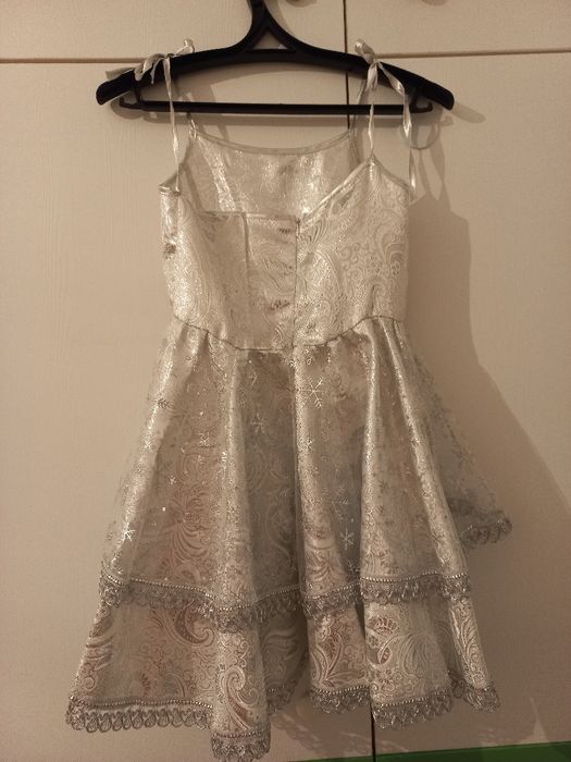 Нарядные платья на девочек и подростков