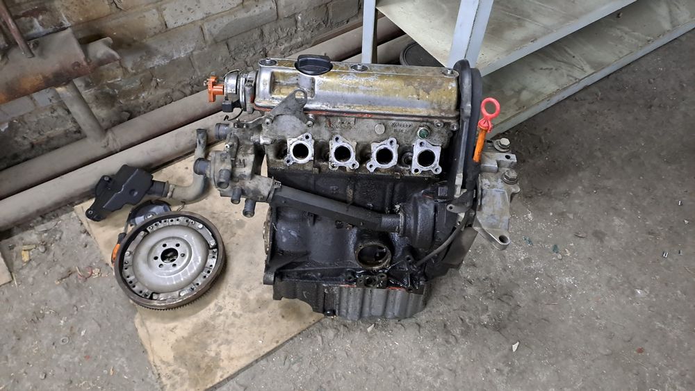 Продам голый двигатель  1.6аее