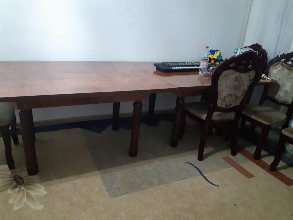 Стол и стулья для гостей