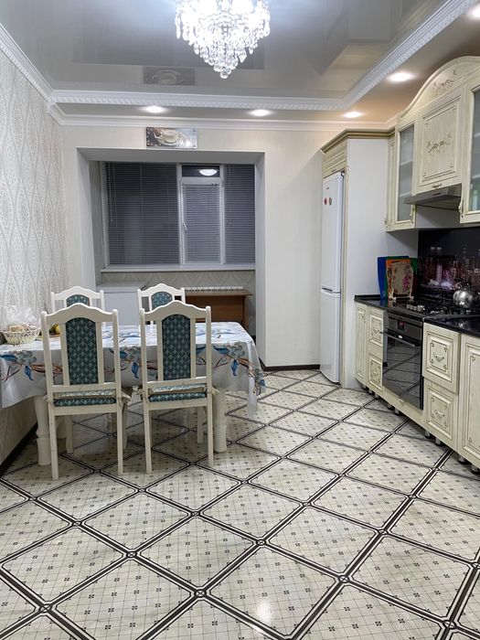 Стол со стульями