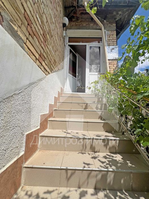 Продава самостоятелна двуетажна къща с двор от 600 м2 и ГАРАЖ. Център!