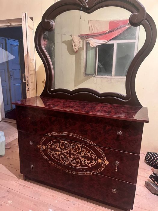 Shkaf va trimo sotiladi