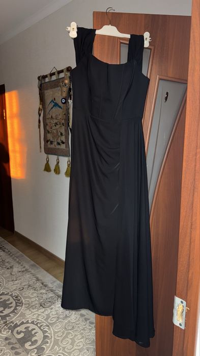 Черное платье со шлейфом