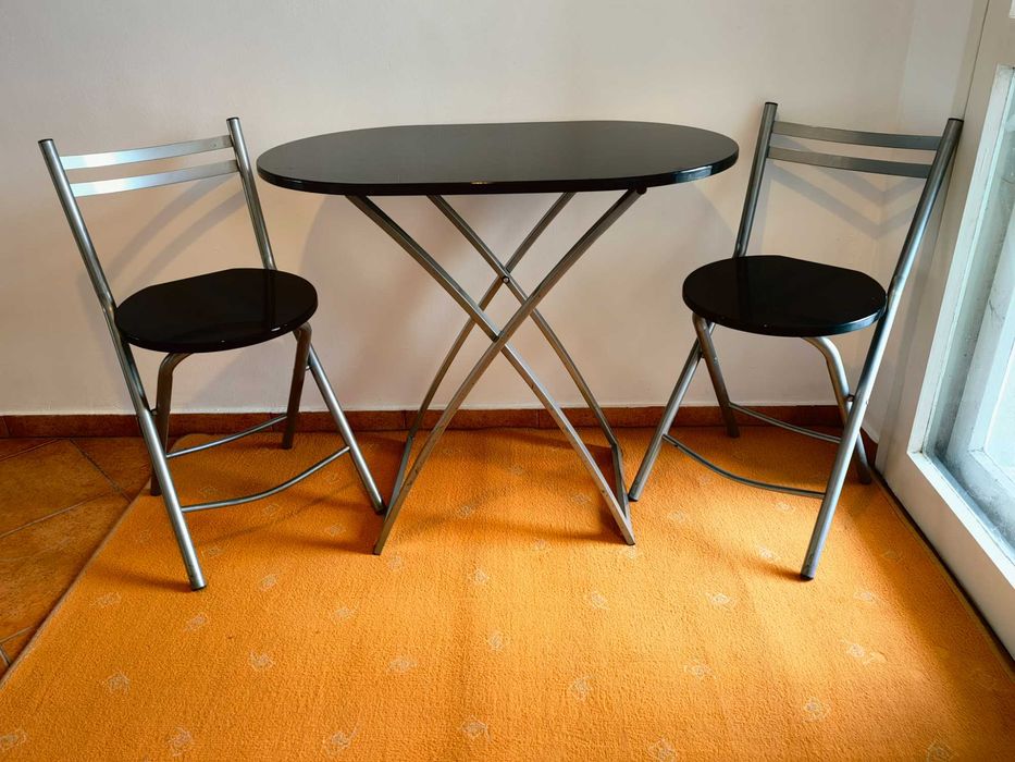 Дизайнерска холна маса - стъкло;  Маса черен лак с два сгъваеми стола