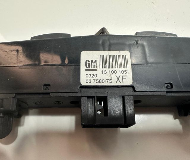 Buton Avarie  03758075 Opel Astra H