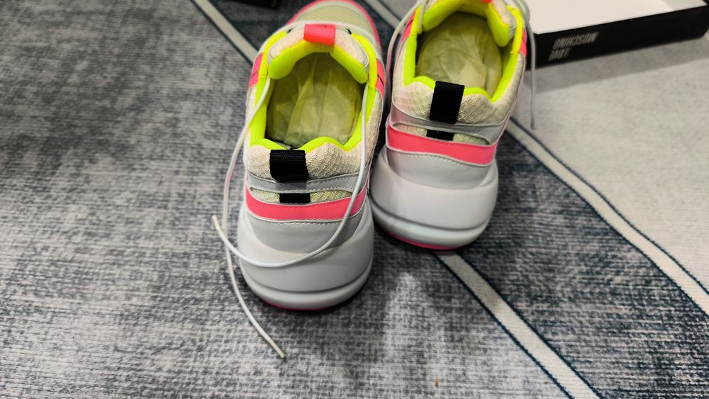 Vand adidasi dama love moschino marimea 38