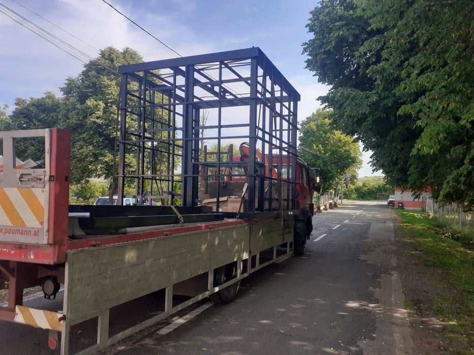 Camion Mercedes-Benz cu macara
