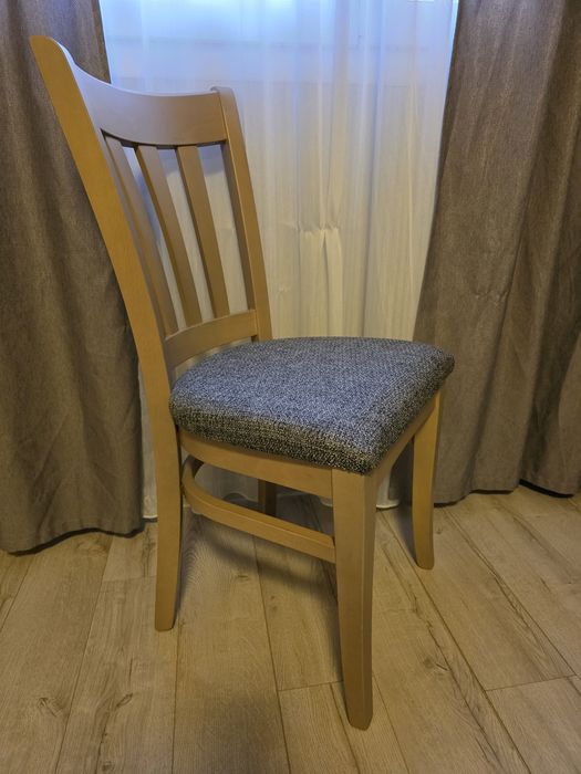 Чисто нови троянски трапезни столове