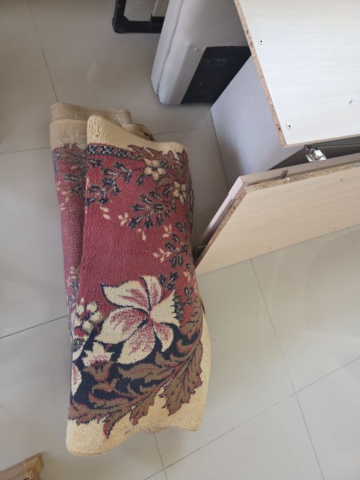 Продам мебель (кровать, шкаф, ковры итд)