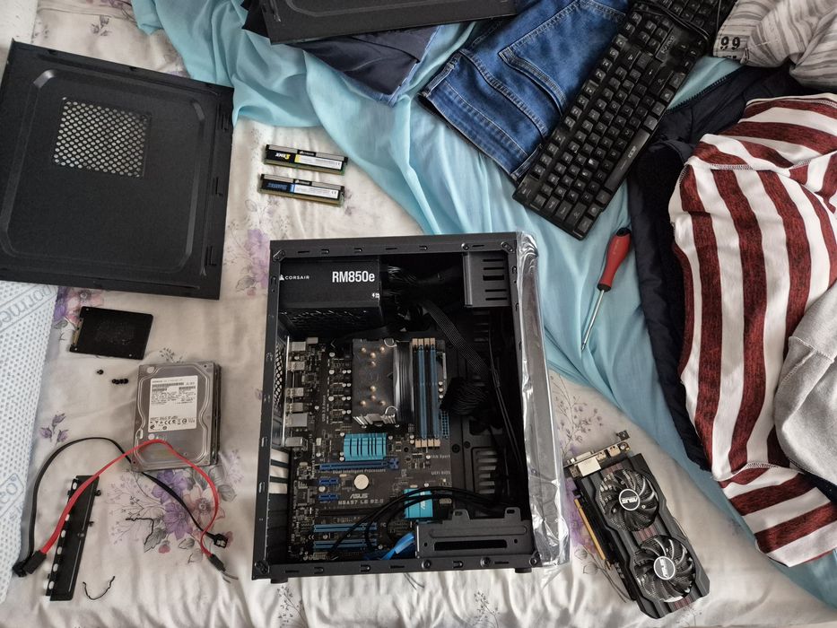 Vând PC complet: PC-ul cu carcasă, Monitor DELL 24", Căști Gaming HAVIT 7.1 USB Negru, Tastatură Scorpion K632.
