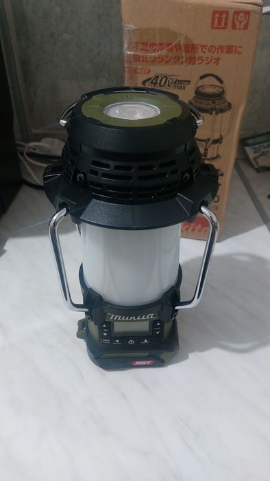Акумулаторно радио с фенер Makita MR008GZO 40V Max