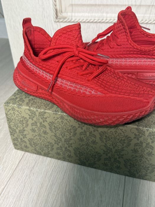 Продам кроссовки