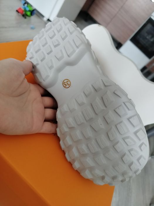 Продам новые кроссовки