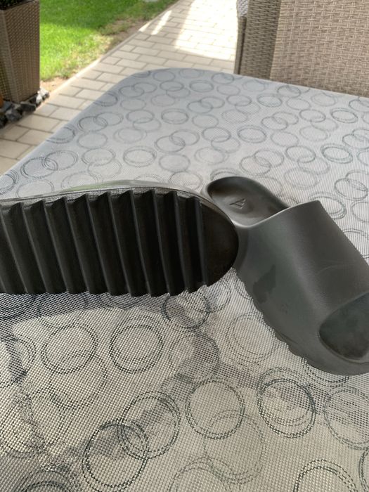 Yeezy Slide ca si noi