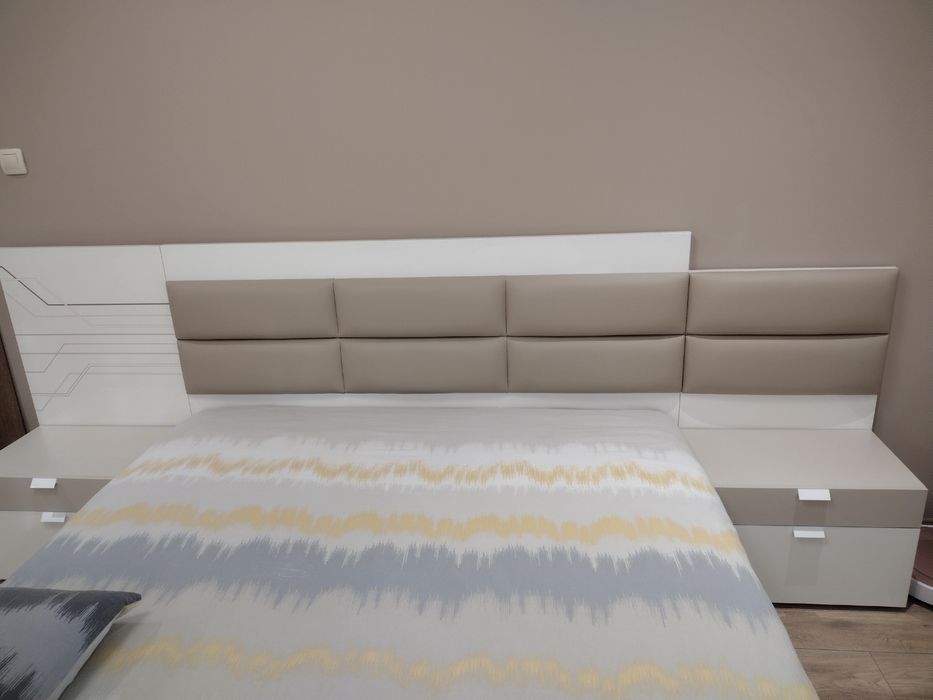 Гръб за спалня бял гланц и кожа