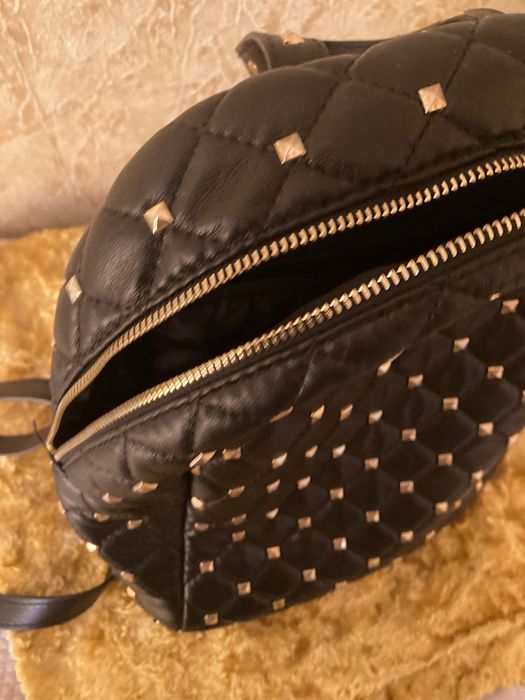 Раница с златисти кабси