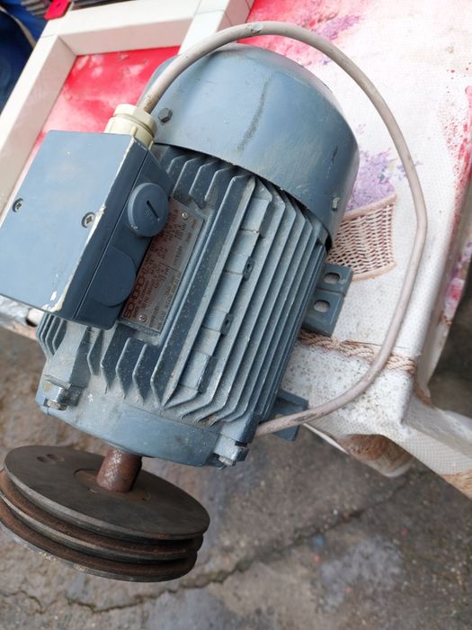 Vând motoare electrice