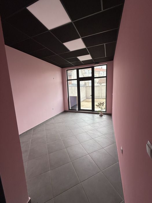 Дава се под наем Магазин в Казанлък - 70 кв.м за 382.5 € - Снимка #1