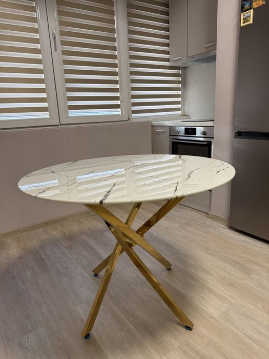 Кръгла маса ,трапезна