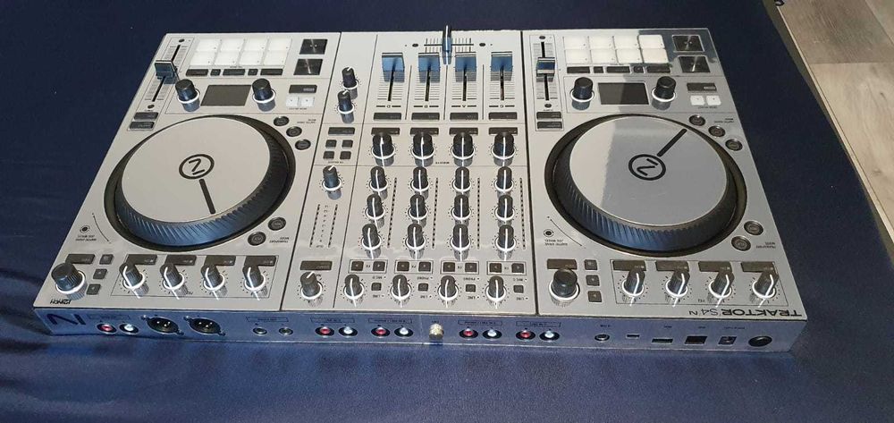 Consola/Controller/Mixer DJ Traktor S4 MK3 cu Flightcase